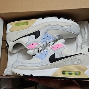 Women's Air Max 90 code DQ0374-100.